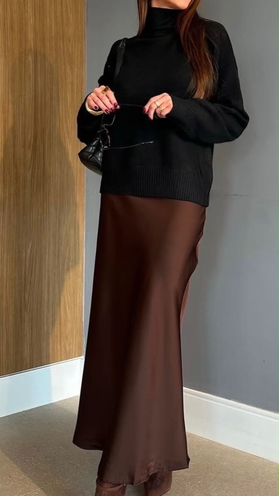 Look com tricô preto e saia longa marrom