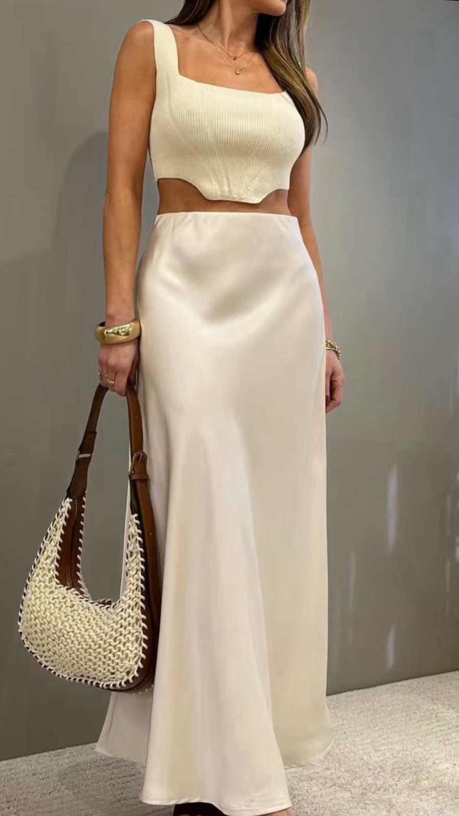 Conjunto claro com saia longa e cropped