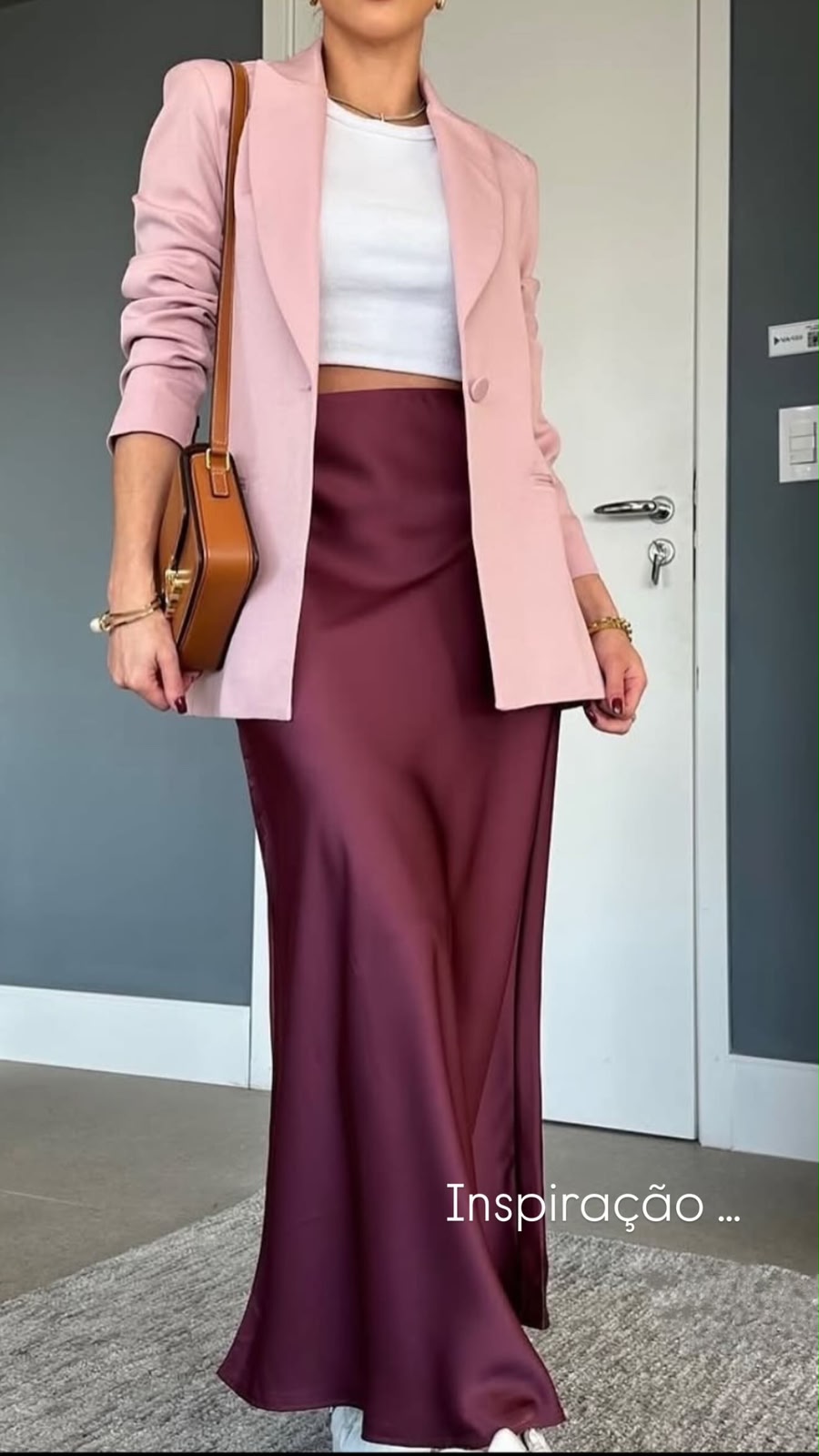 Look com blazer rosa e saia longa marsala