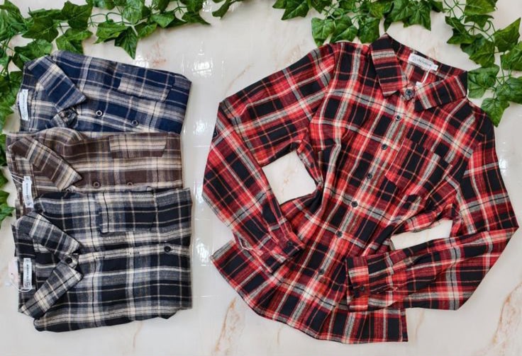 Camisas xadrez em várias cores